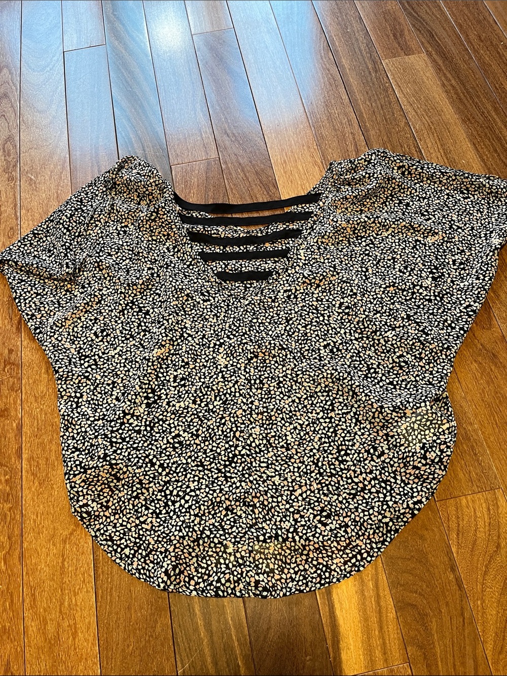 RW&CO. Black and White Printed Strappy V-Neck Blouse